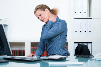 Gute Ergonomie am Arbeitsplatz kann Rückenschmerzen vermeiden
